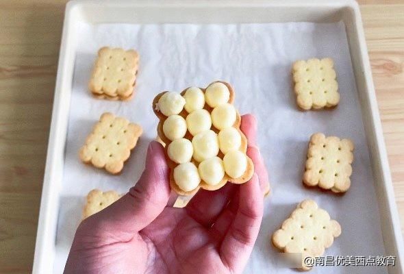 奶粉|一款超好吃的夹心饼干，清新柠檬乳酪酱加奶香十足曲奇饼干