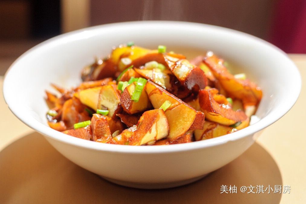 油焖春笋，炒前需要焯水吗？教你一招，色泽诱人，脆嫩鲜香不油腻