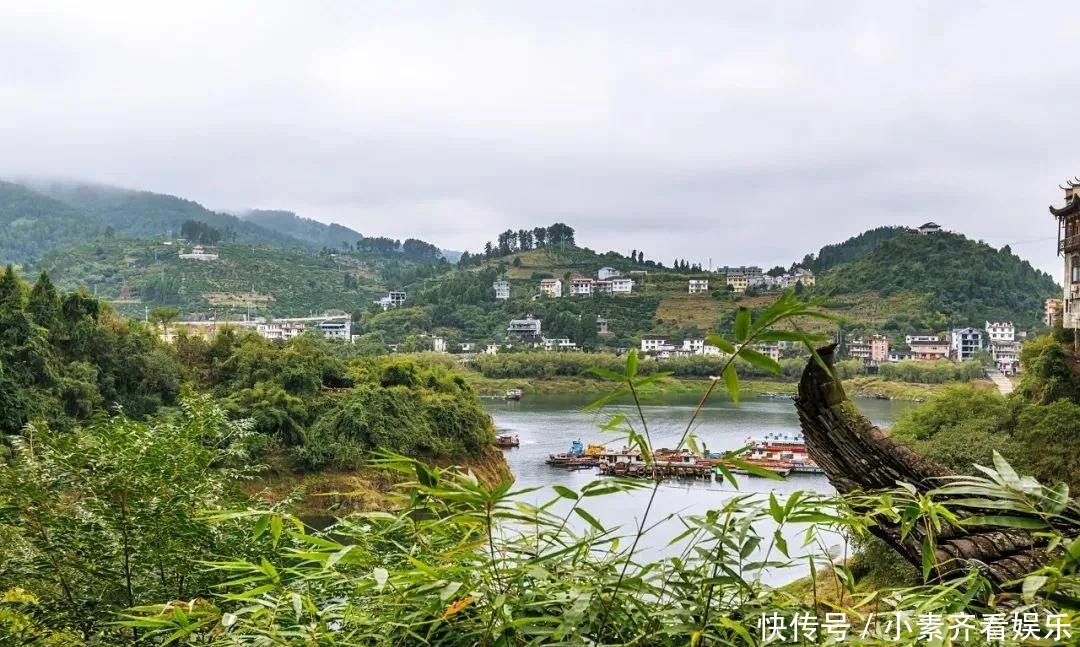 我国唯一一个挂在瀑布上的古镇，五里石板街成就了姜文刘晓庆