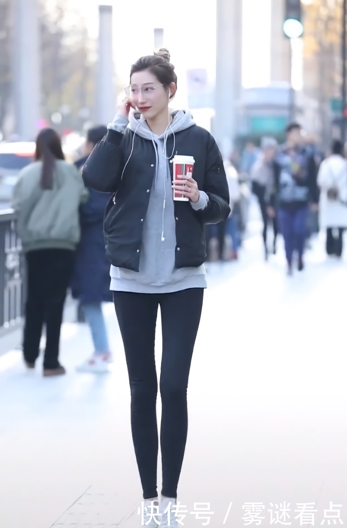 健美裤|小姐姐没白长“仙鹤腿”,穿烂大街的裤子,都性感得让人心动!