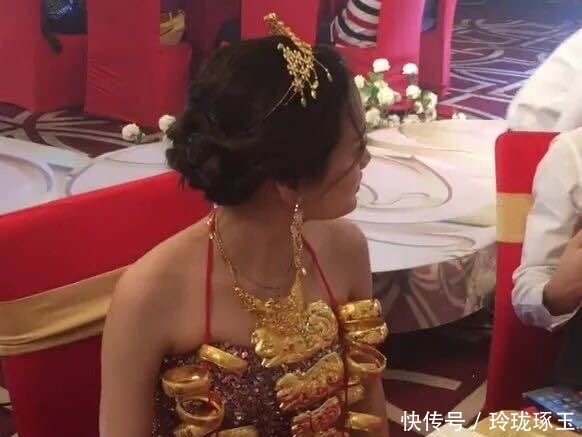 新娘|女子婚礼金手镯当项链,女网友:以后的嫁娶标准!