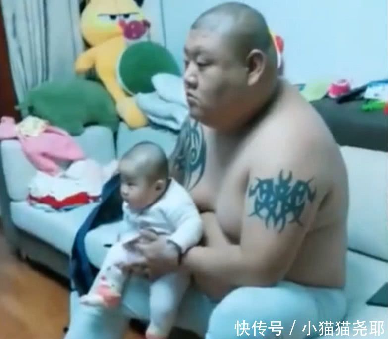 宝宝|爸爸抱着宝宝一起看电视,长相神情完全同步,遗传基因太强大了