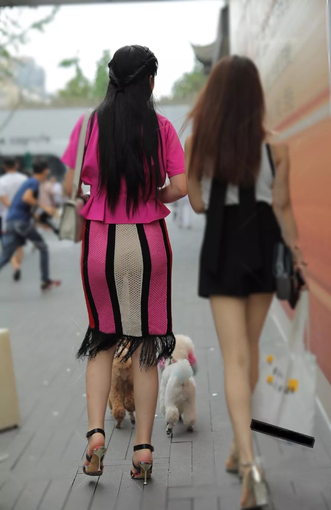 少女|路人街拍少女系穿搭的时尚辣妈,年轻活力毫无违和感!