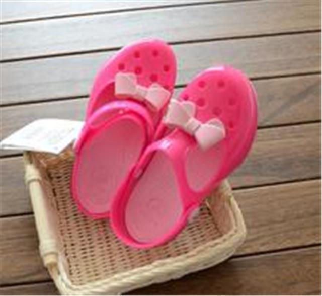 果冻鞋|8种凉鞋被列入“黑名单”,娃穿了易O型腿、足外翻,家长别买了