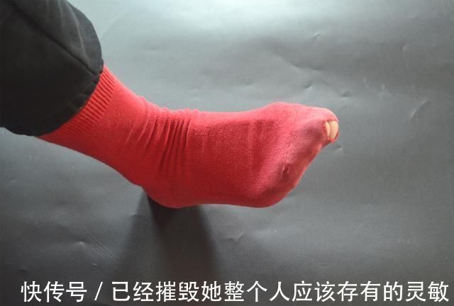 缝纫|穿破的袜子不要扔,简单剪一刀,旧袜子变得和新的一样,太实用了