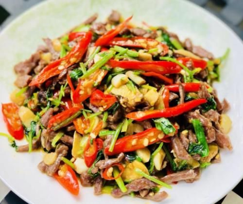  炒牛肉，口感滑嫩有技巧，大厨：牢记3点，牛肉细嫩爽滑，太香了