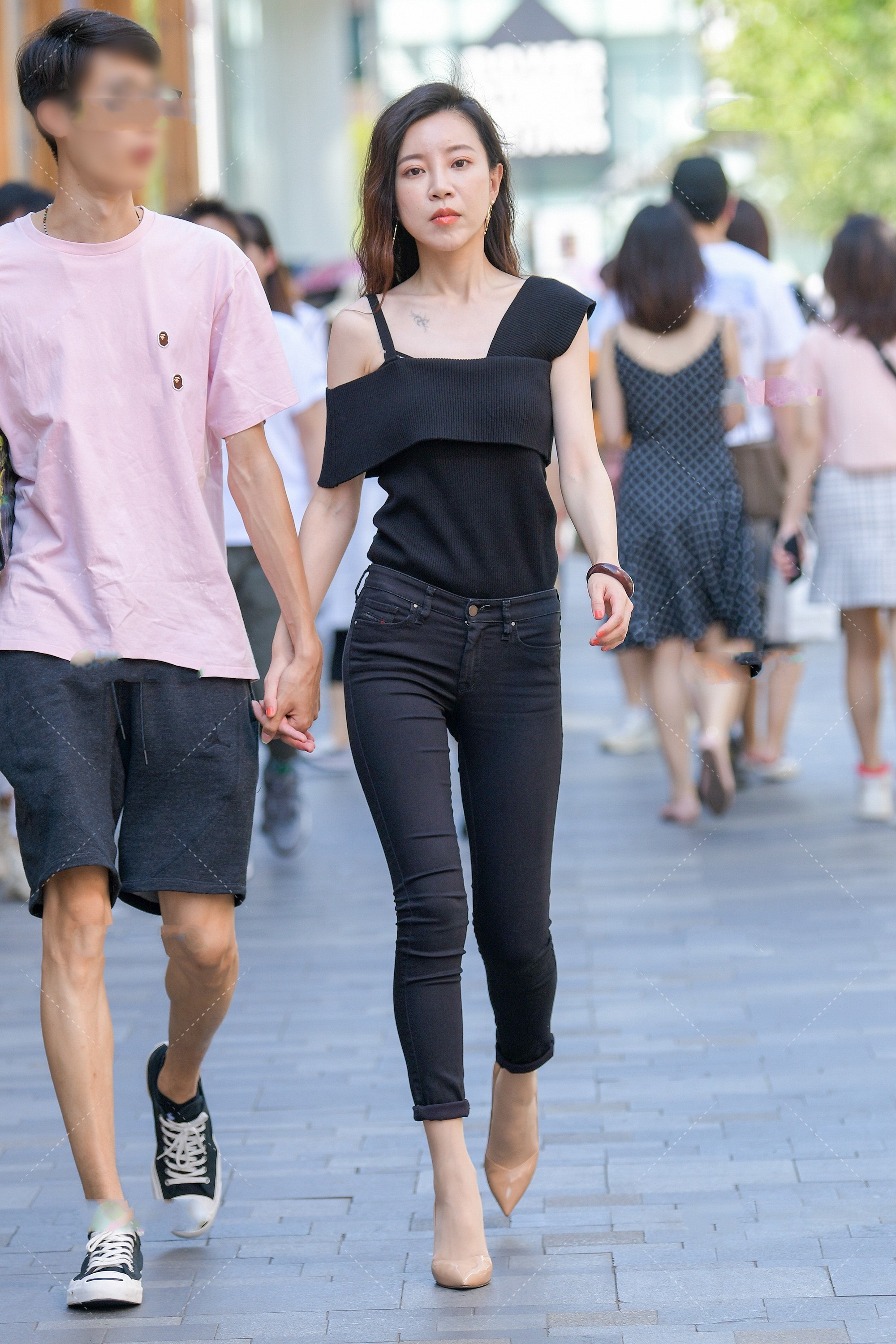 会显得很|不规则黑色上衣搭配黑色长裤, 冷艳气质十足