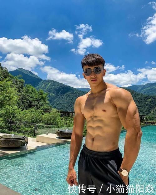 大男孩|阳光男孩的肌肉身躯:麒麟臂爆筋,胸肌饱满,腹肌和人鱼线很质感