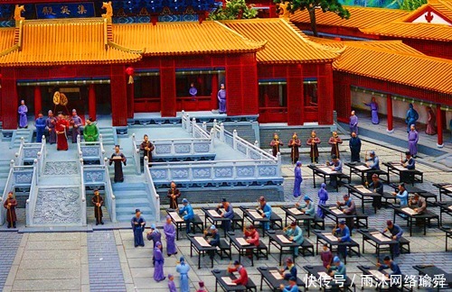 落魄秀才发现一处宝地,设下绝命局安葬于此,家族从此富贵八百年