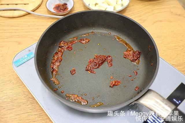 想要豆腐入味不碎，70多岁老妈的方法赞，几滴油不放盐，倍儿香