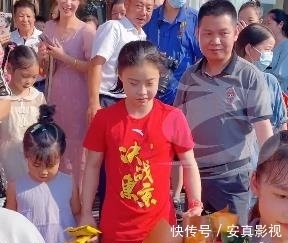 衣锦还乡|从宁波到荆州!17岁奥运冠军衣锦还乡,网友:太飘了,巴黎别去了