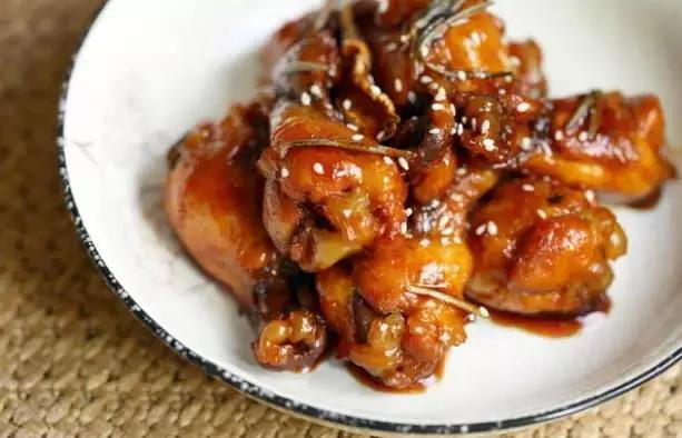 美食推荐莴笋焖腊肉，腐竹拌黄瓜，香椿拌黄豆，米酒鸡翅