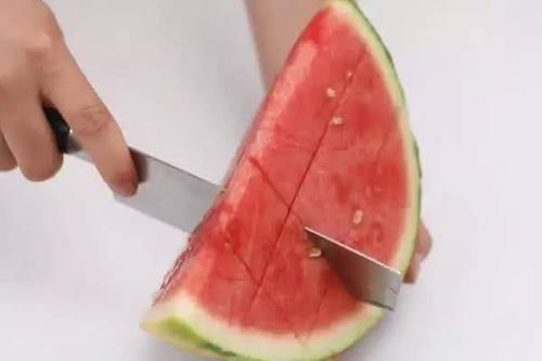 聪明|家里来客人了,西瓜学会这样切,吃完不脏手不流汁,人人都夸聪明