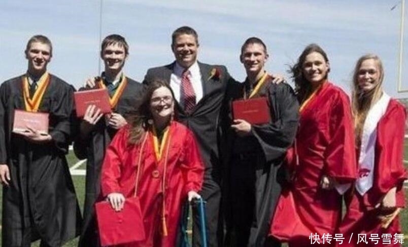 孩子们|年轻妈妈生下六胞胎后,却被丈夫抛弃,孩子长大后,丈夫追悔莫及