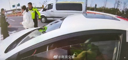 昏迷|司机昏迷苏皖警民接力护送就医