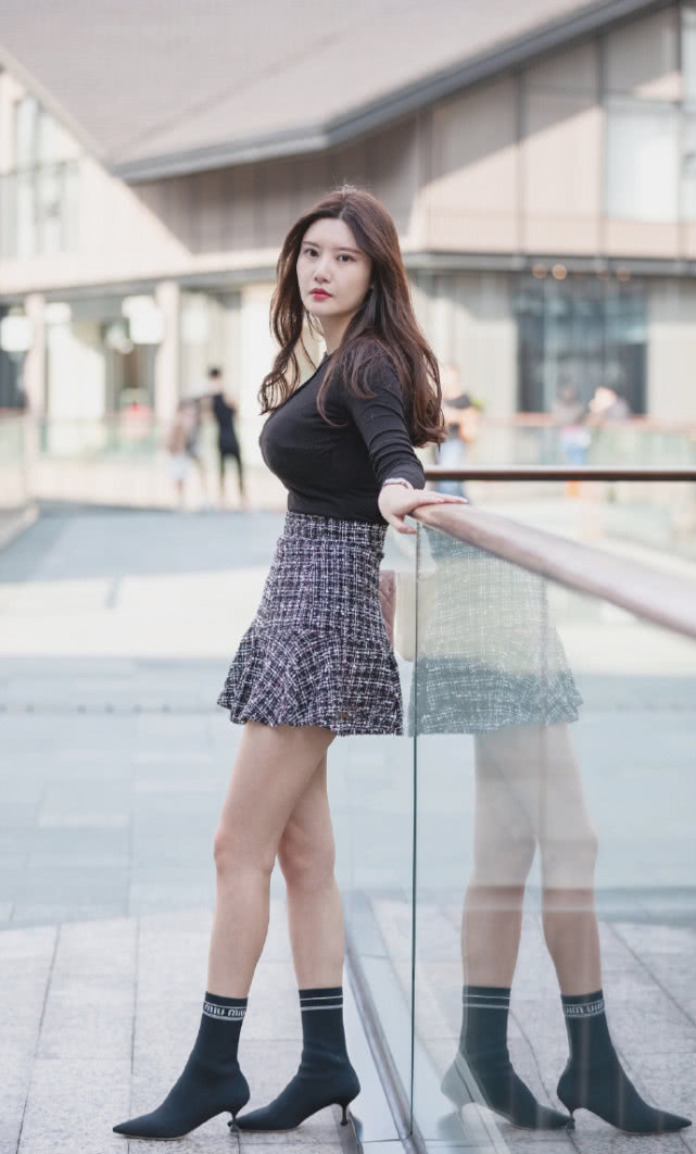 街拍|街拍高腰短裙搭配这双高跟鞋更好看,学小姐姐穿搭潮范十足