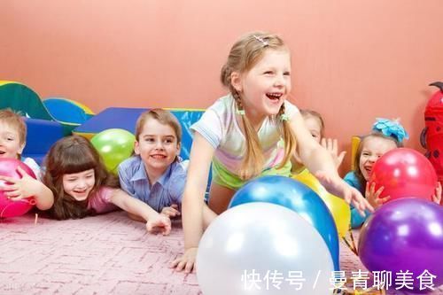 书包|怎样判断孩子是否早恋?书包有这4种东西,可能是早恋了