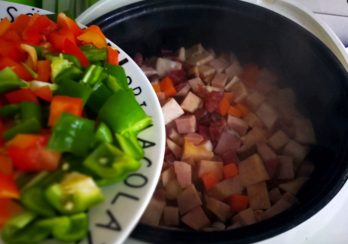 芋头|时蔬搭配腊肉和芋头，做出好吃一锅焖饭，饭菜一锅出，美味又方便