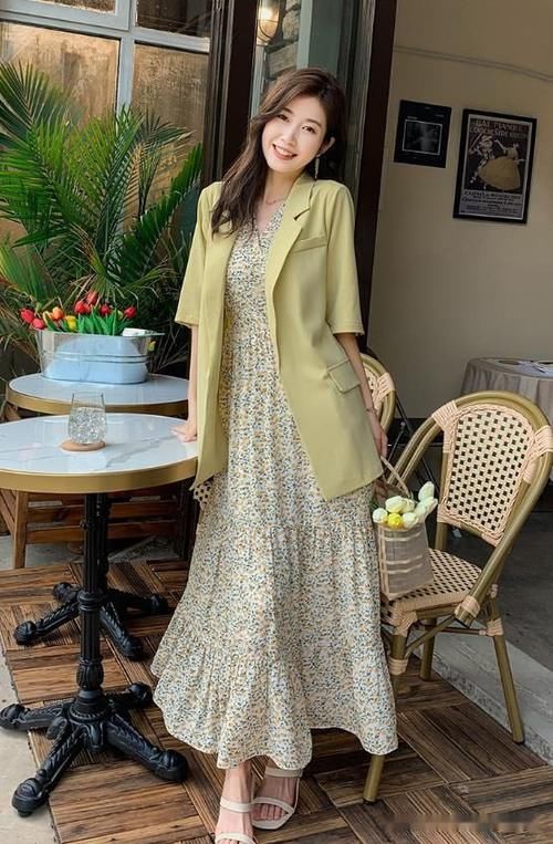 穿连衣裙尽量别配打底裤，太土!今年流行这样穿