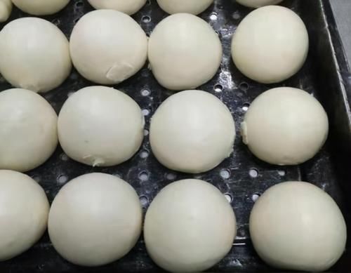  发面时，直接加酵母是大忌！学会这么做，半小时发满盆，暄软蓬松