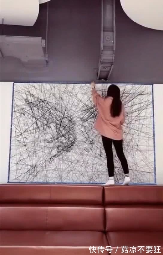名侦探柯南|女孩用毛线作画，在墙上画出名侦探柯南，网友：高手