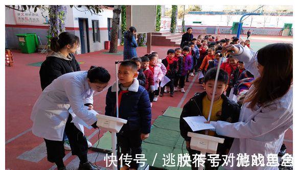 喝牛奶|7岁男童连续2年睡前喝牛奶,身高仅114厘米,医生,愚蠢害了