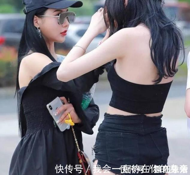 搭配 黑色挂脖露肩装搭配黑色小短裤,清凉迷人,尽显大长腿