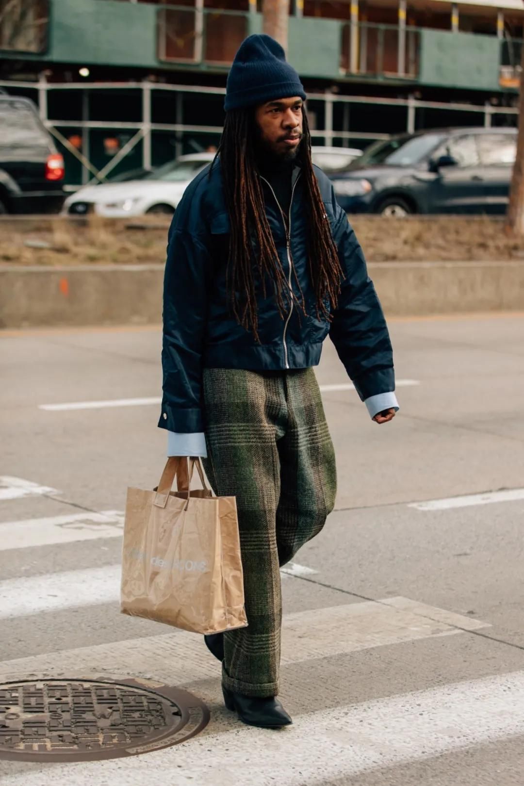 敢在这个冬天里横行无忌的男人，衣柜里都不缺这3条裤子