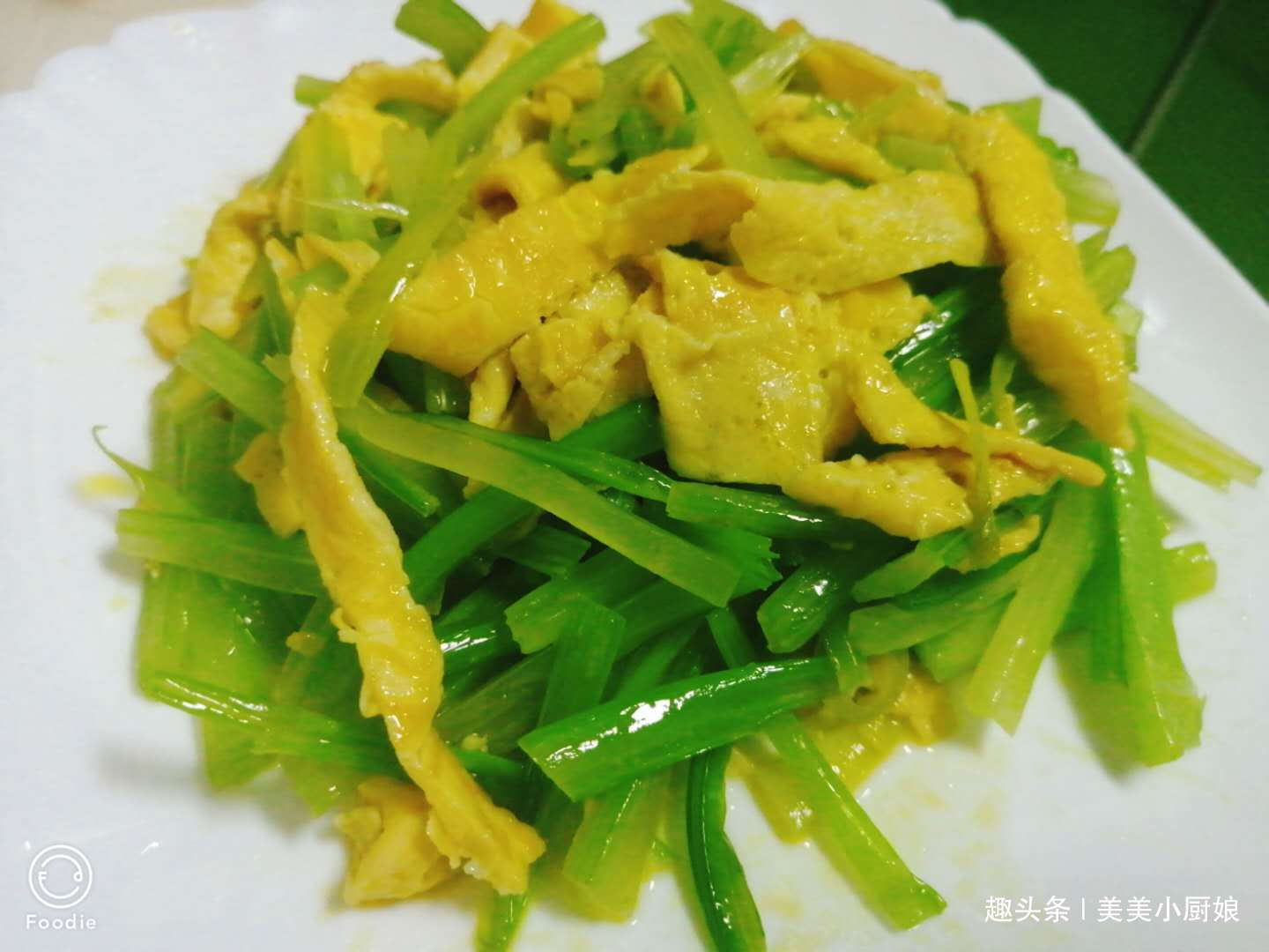 芹菜|这菜一炒就一大盘,鲜嫩可口,保护视力,关键很好吃