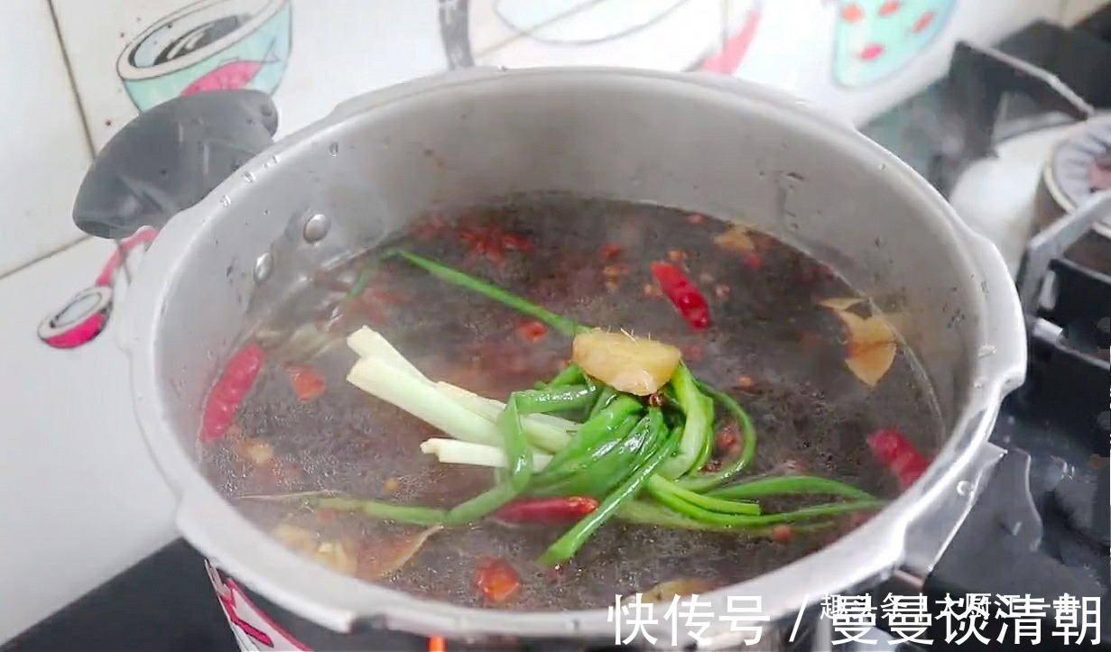 过年吃肘子，教你最好吃的做法，香嫩软烂肥而不腻，看着就流口水