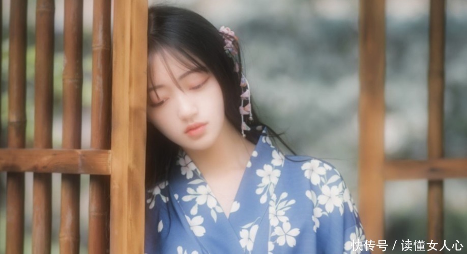 才女雨中卖伞出上联,才子唐伯虎巧对下联,女子倾心佩服