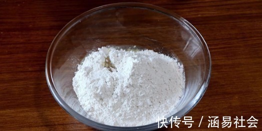 花椒粒|一碗面粉，2个萝卜，教你做好吃的萝卜丝饼，爱吃萝卜的快收藏