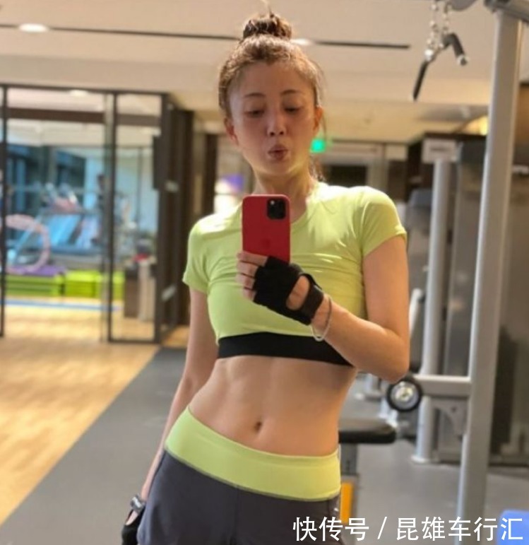 身材|41岁殷桃深夜素颜健身,穿半身衣秀马甲线漫画腿,身材不输刘涛