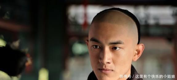 皇位|清朝最幸运的王爷，年龄太小被雍正当“儿子”养，3代皇帝都宠他！
