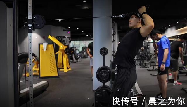 过头臂屈伸|胖子也有春天,英国大码超模140斤,却拥有让人羡慕的沙漏身材