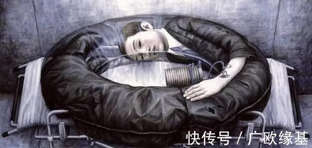 小伙|小伙路边卖“纯手工”冰淇淋,直接放冰块砸,2元一份抢着买!