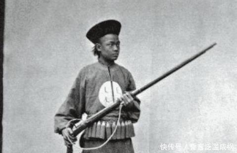 出门|晚清罕见照少爷搂着一妻一妾，宫女出门照！原来电视剧都是假的！