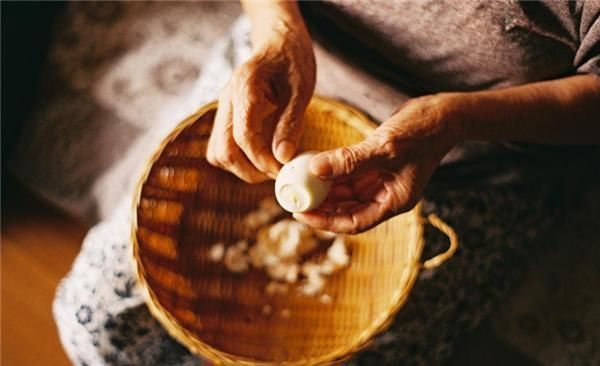 鸡蛋煮熟后,别只会用冷水泡,水中加“1物”,蛋壳轻松就剥掉!