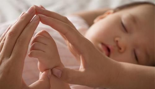 小宝宝|宝宝坚持“举手”睡觉是何原因？懂了这三点，就不会无谓担心了