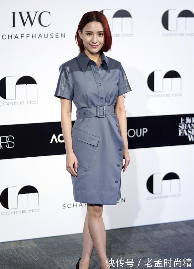 连衣裙|何超莲身上有富贵感,穿灰色连衣裙成熟大方,褪去小女孩的稚嫩