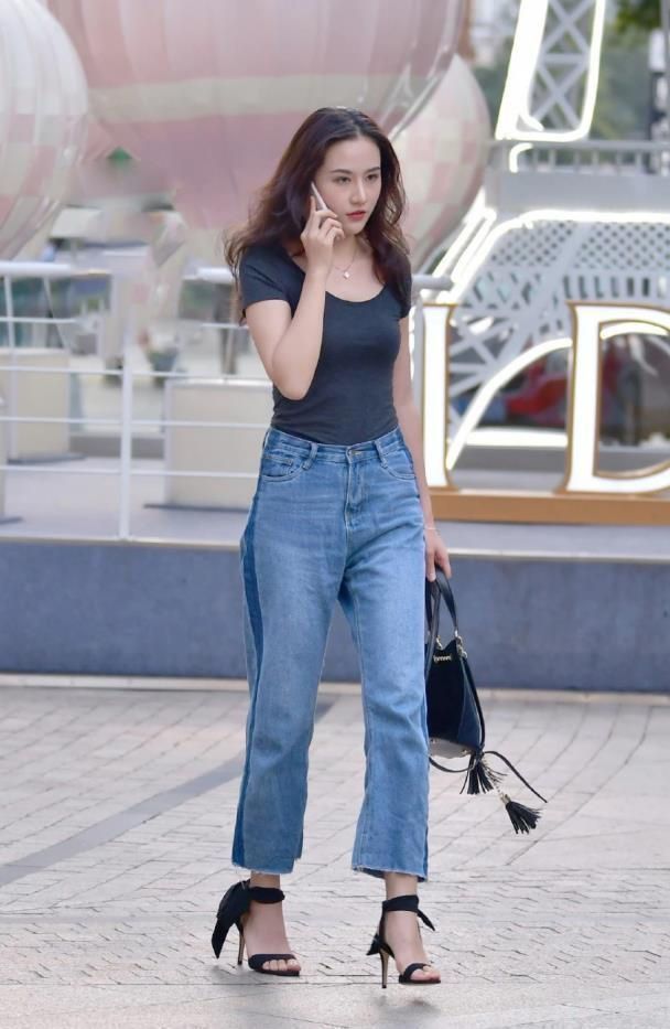 美女穿搭:黑色修身短袖搭配宽松牛仔裤,时尚大方,气质迷人