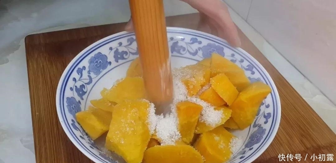 红薯这样做才最好吃,一蒸一切,比豆沙糕都好吃,一口一个真解馋