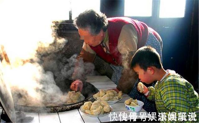 孩子|“最勤快宝宝”走红,趁奶奶睡觉帮忙蒸馒头,网友画面“太美”