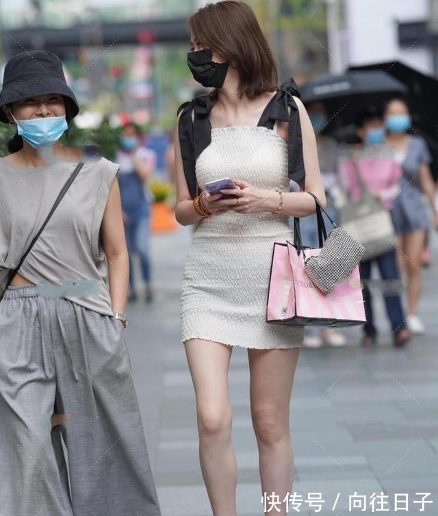 体形 雪纺连衣裙配上大蝴蝶肩带,纯净可爱,时尚甜美!