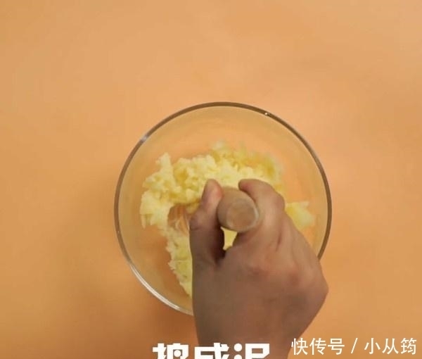 中筋面粉|土豆饼这样做,外香内软,咬一口香嫩可口,儿子隔三差五就要吃!