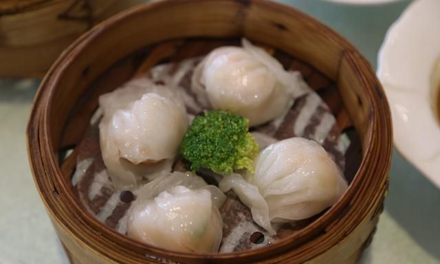 带着儿子喝早茶,112元吃一桌,网友:最后一道给钱也不吃!