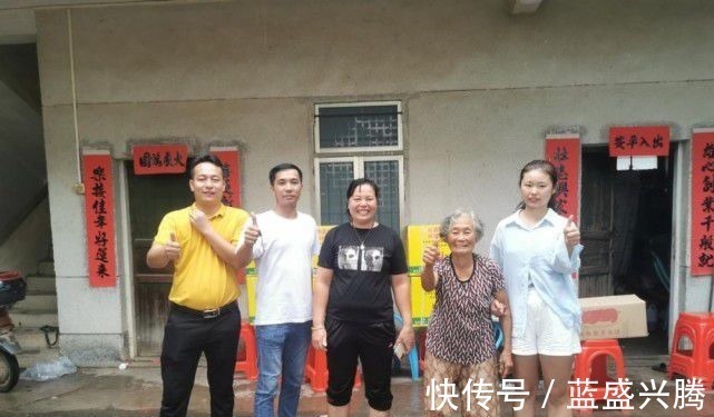 跳台|全红婵的爷爷奶奶逛商场!老两口东张西望挺好奇,衣着光鲜变化大!