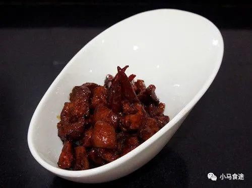 精选砂锅鱼头、炝锅鱼头、五香肉柳、酱爆肉丁等几道餐厅热菜做法