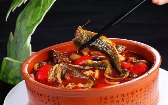 此菜借鉴"水煮泥鳅"的做法,将芋仔的香滑与泥鳅的鲜嫩相措配,采用高压