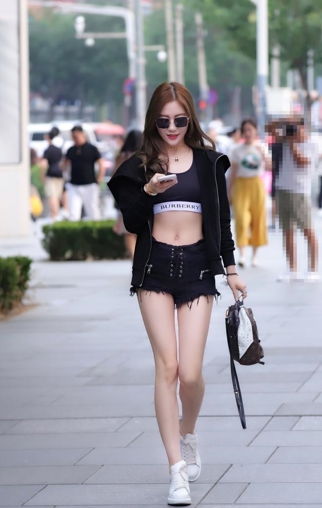 街拍 当个时尚“长腿精”, 迈着自信的步伐，难得一见